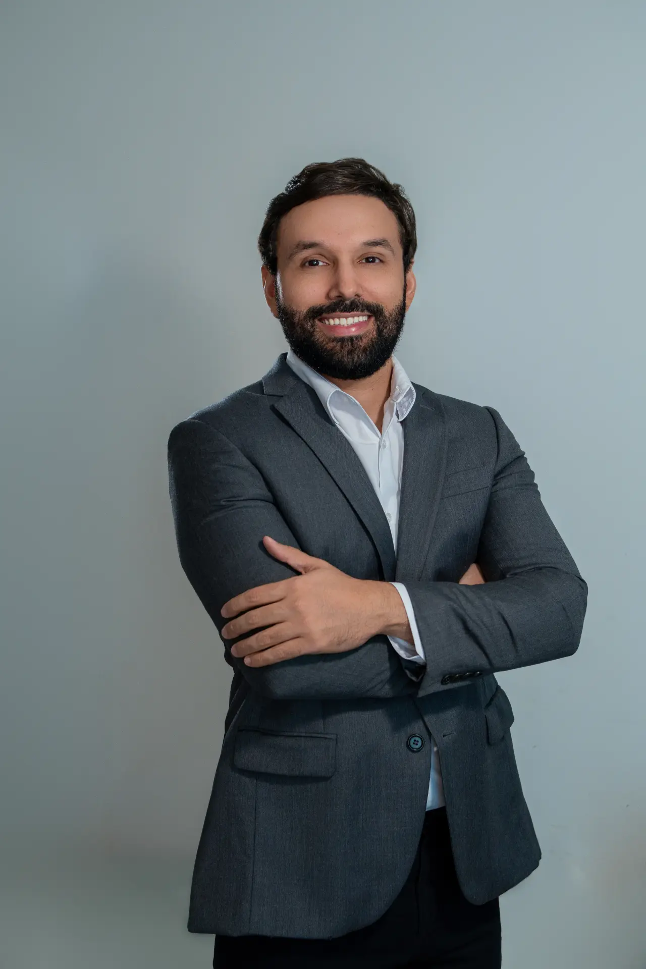 Dr. Iago Jardim de terno