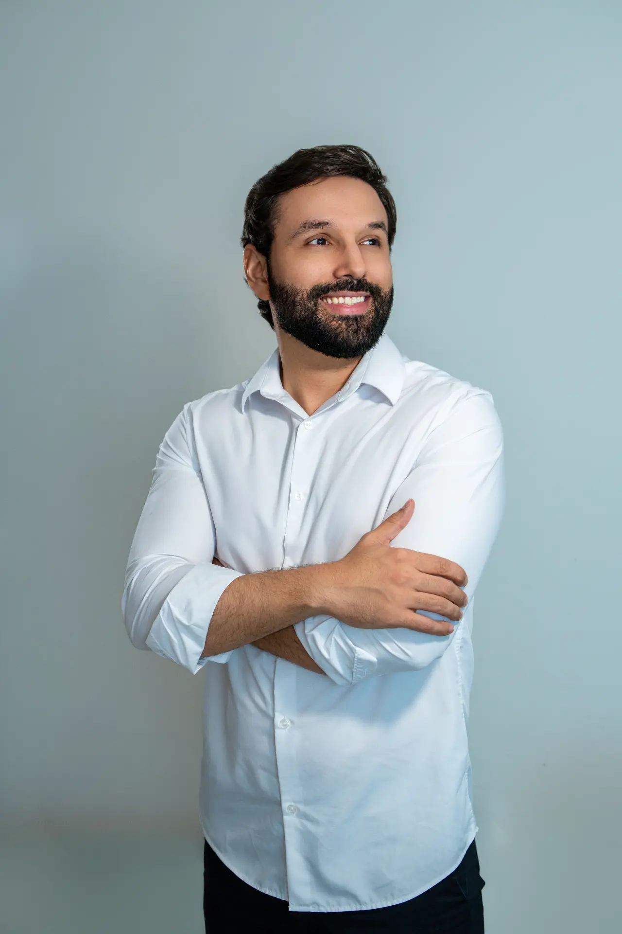 Dr. Iago Jardim de braços cruzados